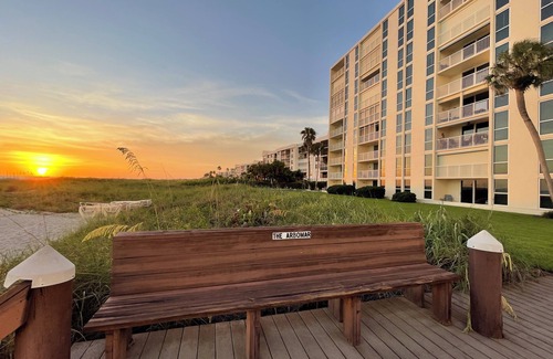 Longboat Key Condo | Gulf front 2-bedroom condo with private beach central Longboat Key