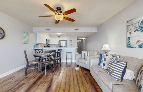 Fort Walton Beach Condo | Gulf front condo w/beach setup included - near entertainment