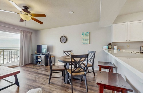 Fort Walton Beach Condo | Gulf front condo w/beach setup included - near entertainment