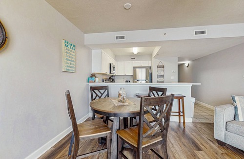 Fort Walton Beach Condo | Gulf front condo w/beach setup included - near entertainment