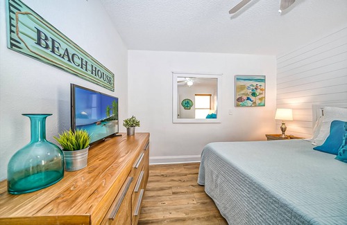 Belleair Beach Condo | Gulf-front condo with pool, beach access, scenic balcony & central AC