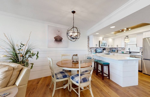 Sandestin Condo | Gulf-front condo with balcony, ocean view, W/D, pool, hot tub & tennis