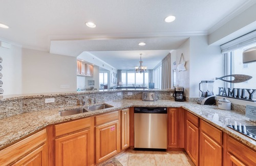 Gulf Shores Condo | Gulf-front condo w/great location, beach access & shared pool/hot tub