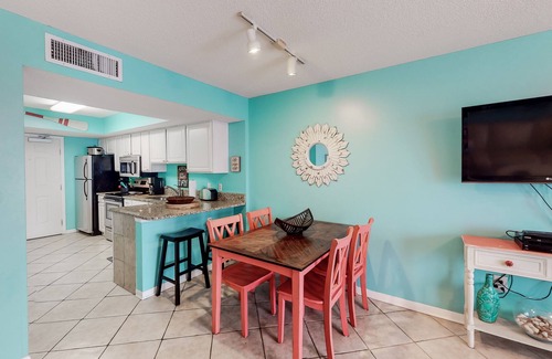 Gulf Shores Condo | Gulf-front condo with central AC, balcony & pool