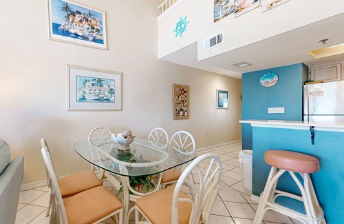 Crystal Beach Condo | Gulf-front condo with complimentary beach equipment - near shops & dining
