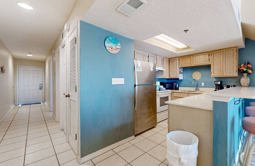 Crystal Beach Condo | Gulf-front condo with complimentary beach equipment - near shops & dining