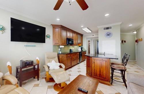 Galveston Condo | Gulf-front condo with balcony, beach access & resort hot tub/pool