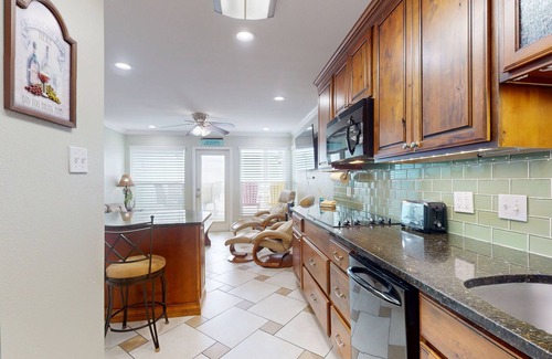Galveston Condo | Gulf-front condo with balcony, beach access & resort hot tub/pool