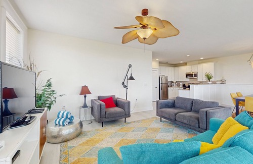Galveston Condo | Gulf-Front condo with two patios, pool & hot tub - walk to beach