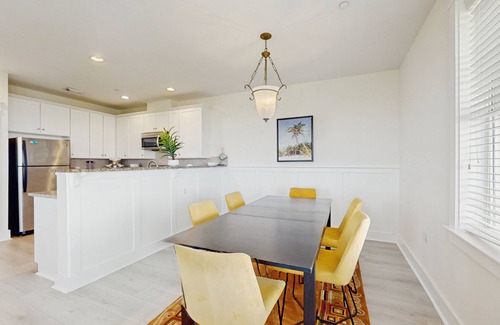 Galveston Condo | Gulf-Front condo with two patios, pool & hot tub - walk to beach