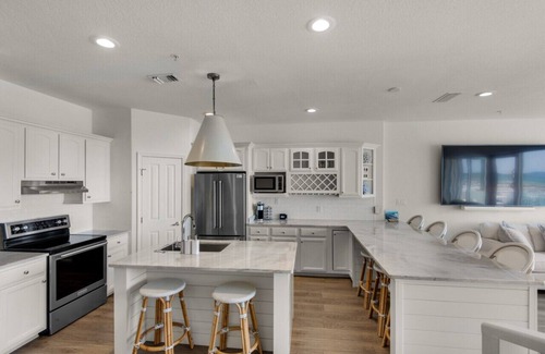 White Sands House | Gulf Front conveniences with resort amenities!