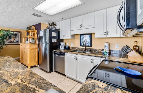 Orange Beach Condo | Gulf front corner condo w/zero entry pool, tennis court, hot tub & fitness room
