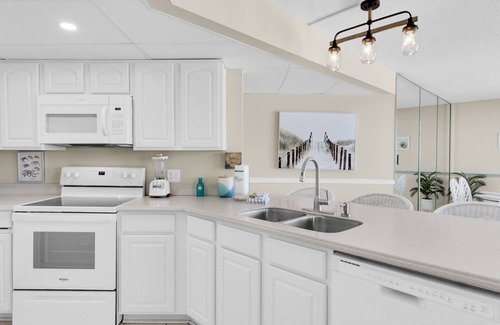 West Panama City Beach Condo | 🏖️Gulf Front-Hot Tub-Pool-Renovated-Aquavista 404E🏖️