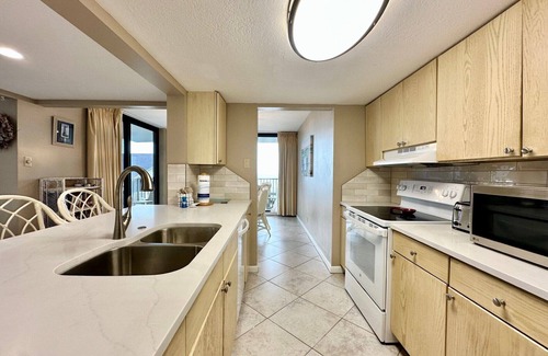 Thomas Drive Condo | Gulf Front Pet Friendly 3 Bedroom Condo! PW401