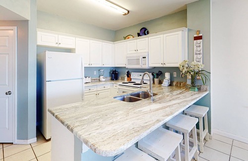 Gulf Shores Condo | Gulf front, penthouse-level condo w/ shared pool & beach access!