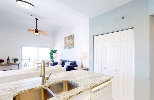 Gulf Shores Condo | Gulf front, penthouse-level condo w/ shared pool & beach access!