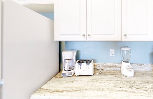 Gulf Shores Condo | Gulf front, penthouse-level condo w/ shared pool & beach access!