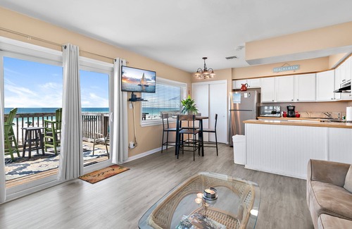 Crystal Beach House | ⭐GULF FRONT-Private Deck-Beach Chair Service-Capri by the Gulf 108⭐
