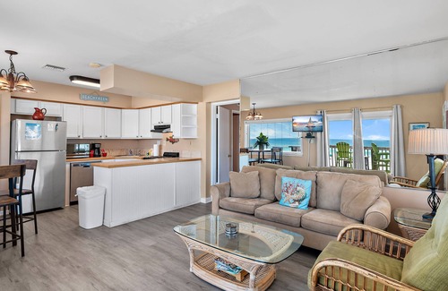 Crystal Beach House | ⭐GULF FRONT-Private Deck-Beach Chair Service-Capri by the Gulf 108⭐