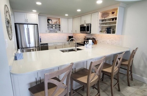 Orange Beach East Condo | GULF FRONT SIMPLISTIC BEAUTY AWAITS! 2/2, TOP FLR, w/BALCONY, SPLENDID VIEWS!