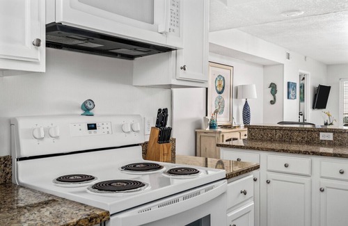 Gulf Shores Condo | Gulf front- Sleeps 6! Walk everywhere. Beach Chair Service included in 2025!