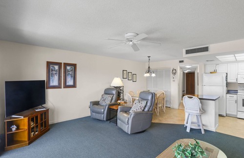 St. Pete Beach Condo | Gulf Gate Resort #207 Bay View Heated Pool
