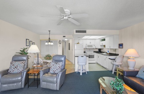 St. Pete Beach Condo | Gulf Gate Resort #207 Bay View Heated Pool