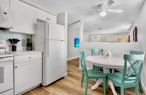 Holmes Beach House | Gulf Haven 5-minute walk to the gulf!