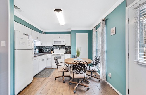 Gulf Shores Condo | Gulf Shores Condo- Just a few short steps to the beach