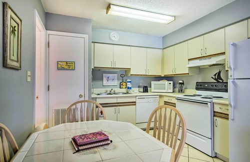 Gulf Shores Condo | Gulf Shores Condo w/Pool Access: Steps to Beach!