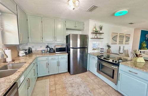 Fort Morgan House | Gulf Shores/Ft Morgan Beach & Bay Access-2 min walk, kayaks, outdoor games, fun!