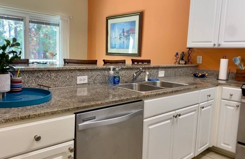Gulf Shores Condo | Gulf Shores Getaway Alabama, 2 King Condo less than 2 miles from Public Beach