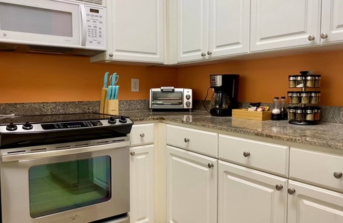 Gulf Shores Condo | Gulf Shores Getaway Alabama, 2 King Condo less than 2 miles from Public Beach