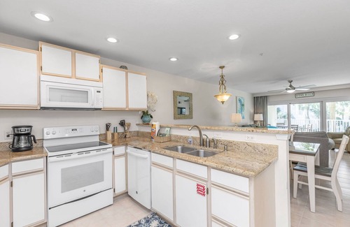 Miramar Beach Condo | Gulf view! 2 Bedrooms & 2 Baths. Bonus includes 2 beach set ups🏝️.