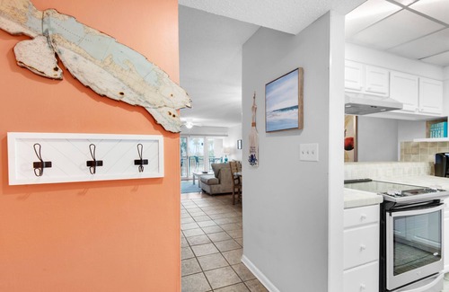 Fort Walton Beach Condo | 🌊Gulf View~BEACHFRONT Pool~Tennis Courts~Okaloosa Isle~2BR Emerald Isle 208