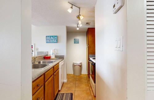 Orange Beach Condo | Gulf view condo w/a full kitchen, private balcony, shared pools, & tennis court