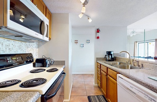 Orange Beach Condo | Gulf view condo w/a full kitchen, private balcony, shared pools, & tennis court