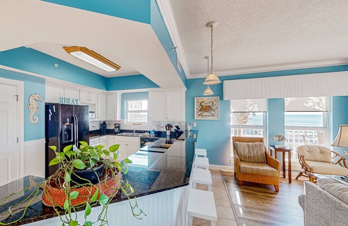 Mexico Beach Condo | Gulf-view condo with on-site pool, hot tub, & private patio