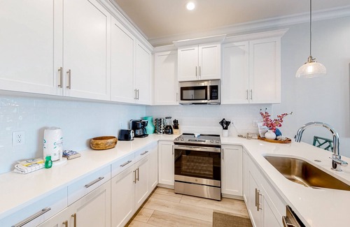 Gulf Shores House | Gulf-view house near beach with balcony, outdoor shower, 2 pools & hot tub