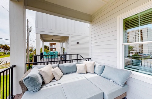 Gulf Shores House | Gulf-view house near beach with balcony, outdoor shower, 2 pools & hot tub