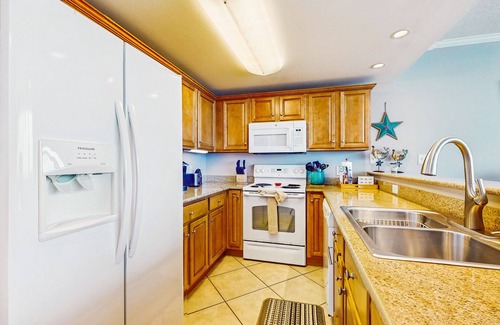 Gulf Shores Condo | Gulf-view retreat with washer/dryer, AC, pool, sauna, & fitness center