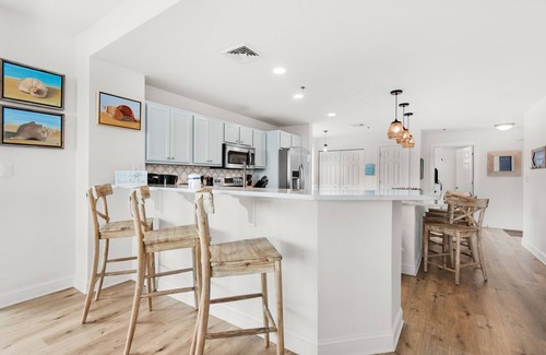 Pensacola Beach Condo | ⛱️Gulf View-Walk2Beach-Freeform Pool-Corner Balcony-3BR Emerald Dolphin 650
