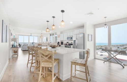 Pensacola Beach Condo | ⛱️Gulf View-Walk2Beach-Freeform Pool-Corner Balcony-3BR Emerald Dolphin 650