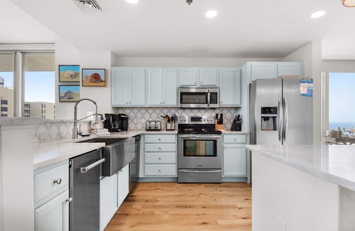 Pensacola Beach Condo | ⛱️Gulf View-Walk2Beach-Freeform Pool-Corner Balcony-3BR Emerald Dolphin 650