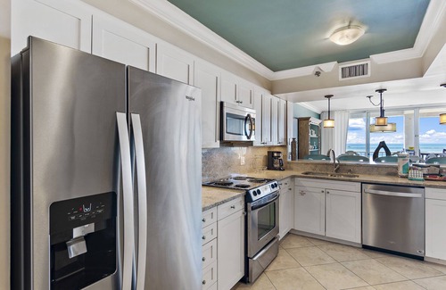 Holiday Isle Condo | GULF VIEWS | BEACH SERVICE | BEACH ACCESS | FREE ACTIVITIES INCLUDED!