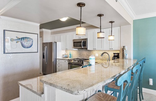 Holiday Isle Condo | GULF VIEWS | BEACH SERVICE | BEACH ACCESS | FREE ACTIVITIES INCLUDED!