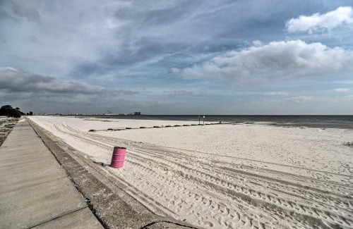 Gulfport Apartment | Gulfport Condo with Private Balcony - Walk to Beach!