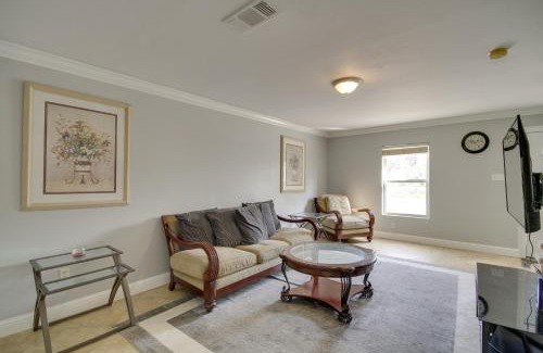 Gulfport Apartment | Gulfport Condo with Private Balcony - Walk to Beach!