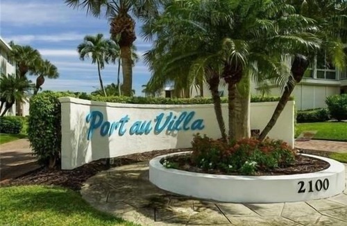 Moorings Condo | Gulfshore Boulevard Prime Private Beach Location in the Moorings.