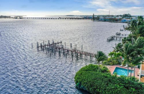 Bradenton Beach Apartment | Gulfside Garden De-Light